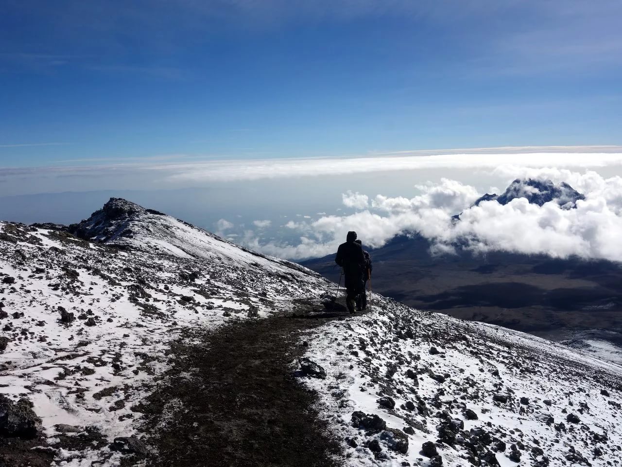 стоя на Килиманджаро