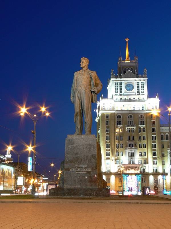 памятник Владимиру Маяковскому