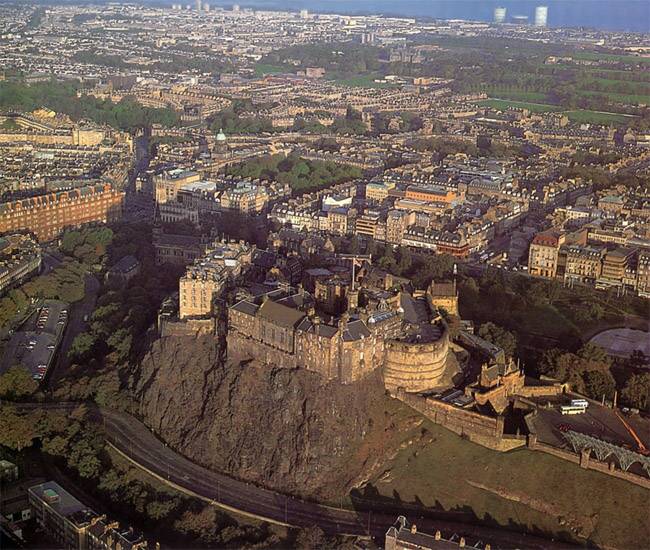 город Эдинбург с высоты
