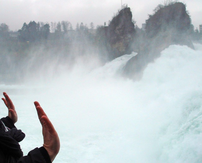 Туристы традиционно заряжаются энергией от Рейнского водопада