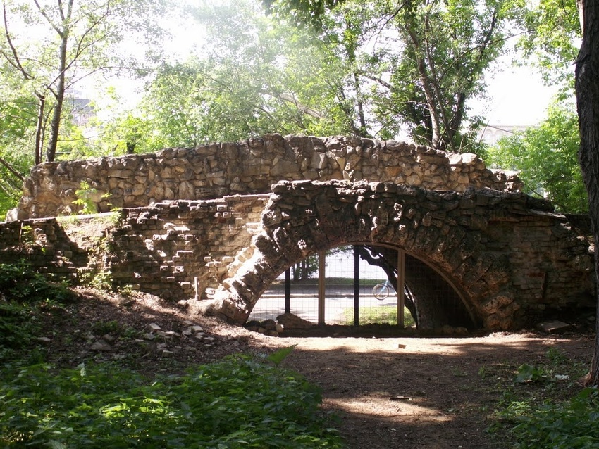 Гротесковый мост
